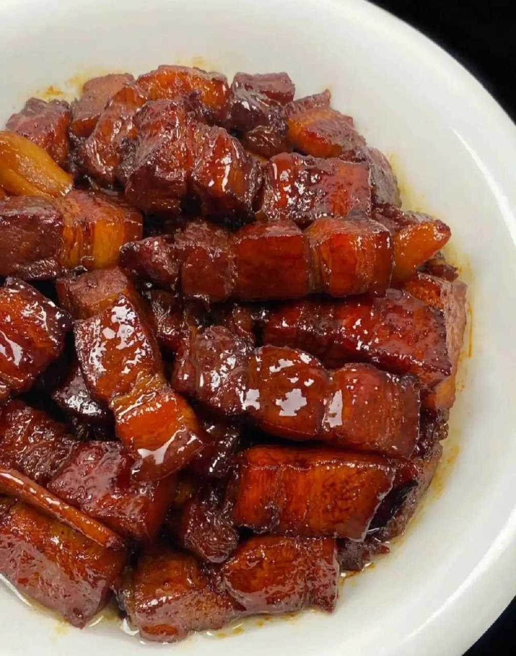 太诱人了,口水都要流出来了……… 下饭利器,红烧肉配米饭,绝绝子