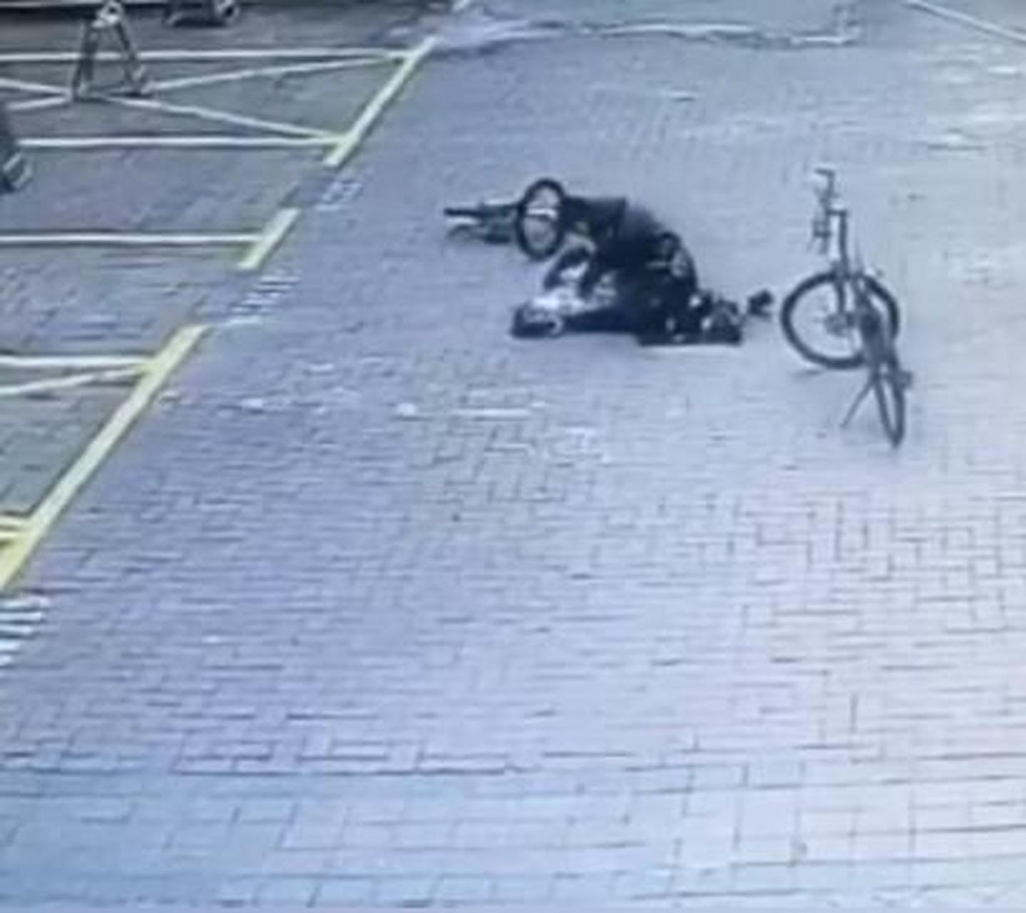 男孩骑车摔倒同伴紧急心肺复苏 据知情人称孩子目前已就医.