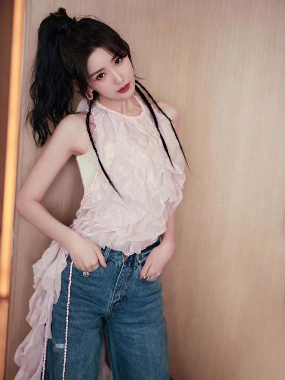 毛晓彤今天穿了一套粉色系的搭配,高马尾编发又飒又可爱.