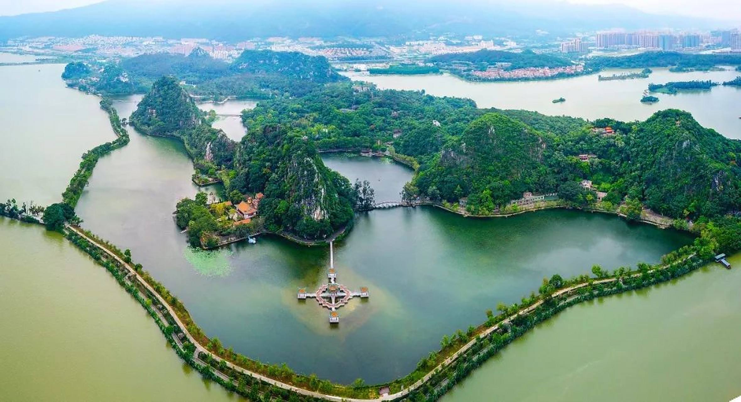 七星岩位于肇庆城北,由七座石灰岩组成的山峰,由东向西依次名为阆凤