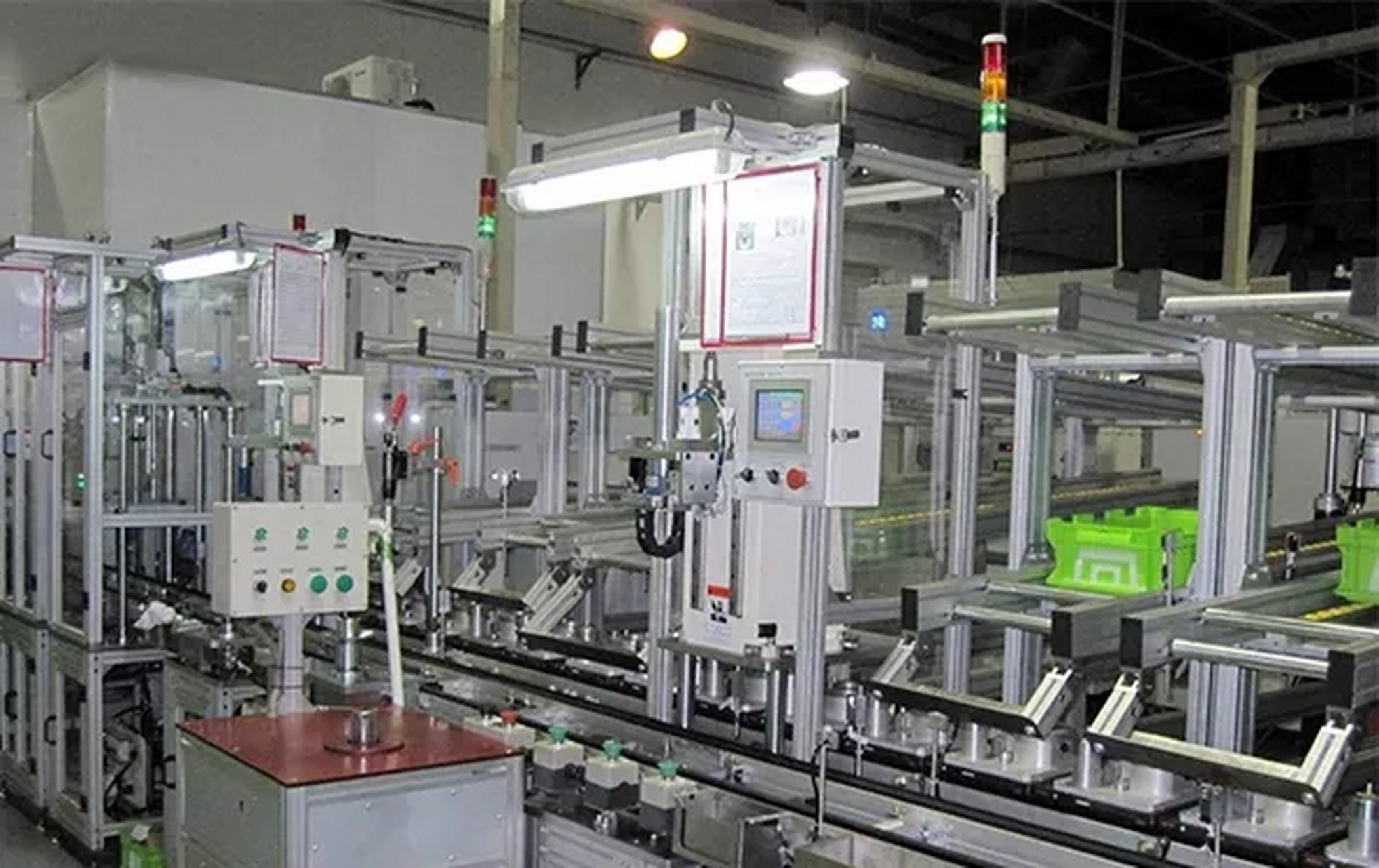 礼拜天,机修工休息,车间有少部分员工上班,有一台设备坏了,主管打电话