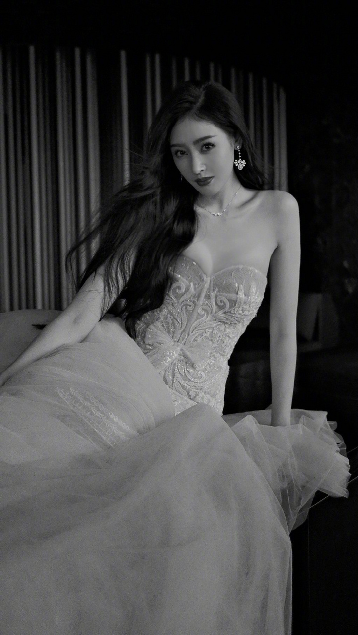 张天爱愚人节白色礼服# 如过共度愚人节的是这么美的姐姐真的会希望