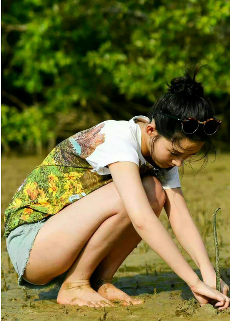 接地气的李沁,笑起来太甜了