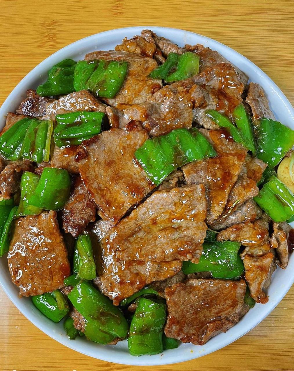 敲级嫩滑入味的青椒炒牛肉,做法敲简单 737373食材:牛肉300克