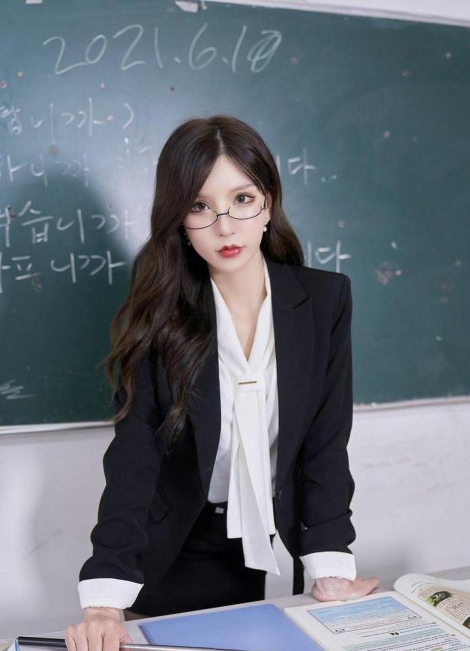 美女教师黑丝高跟鞋,这么好看你还会逃课吗?