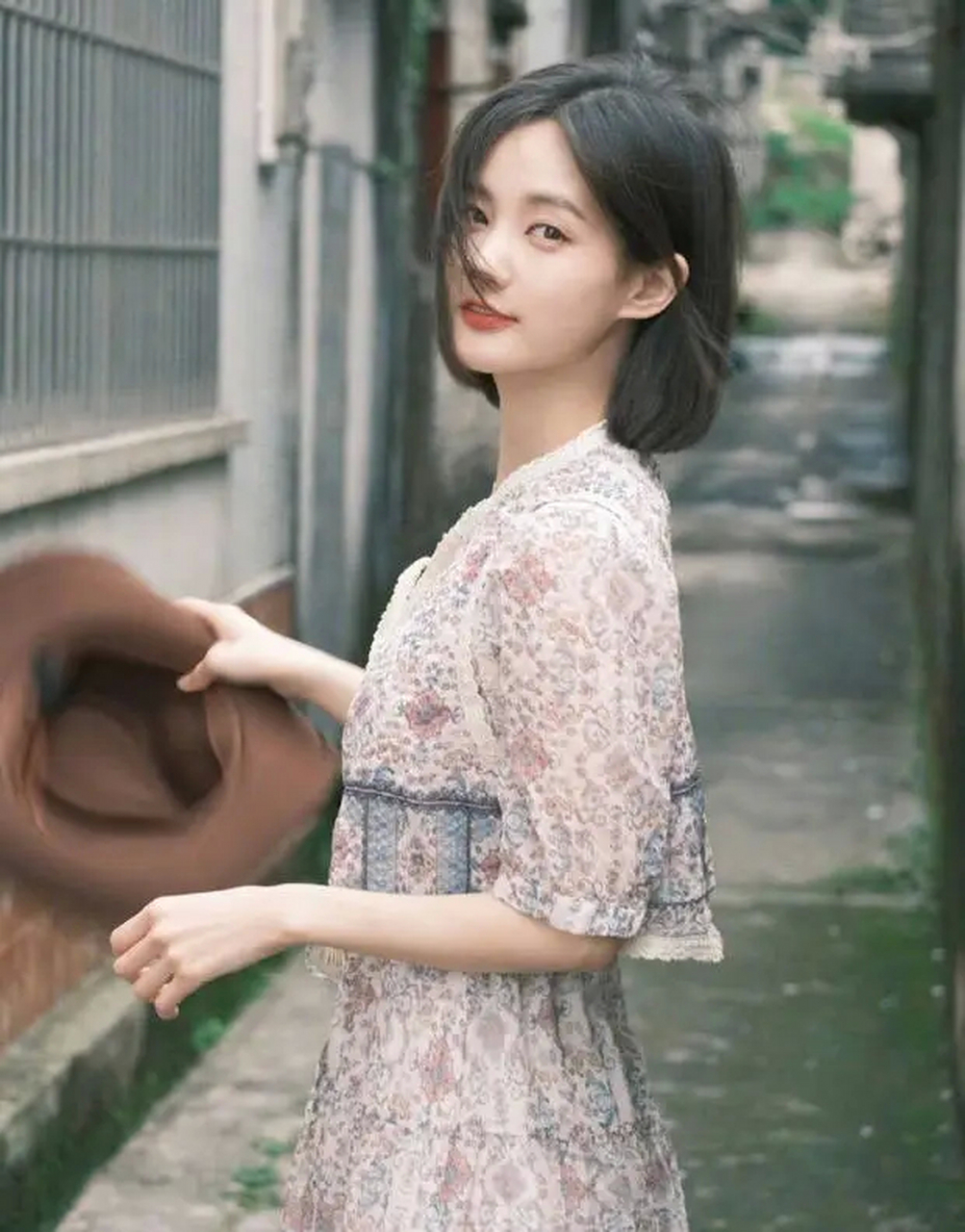 李一桐短发碎花裙度假随拍,清纯温柔笑容明媚动人!