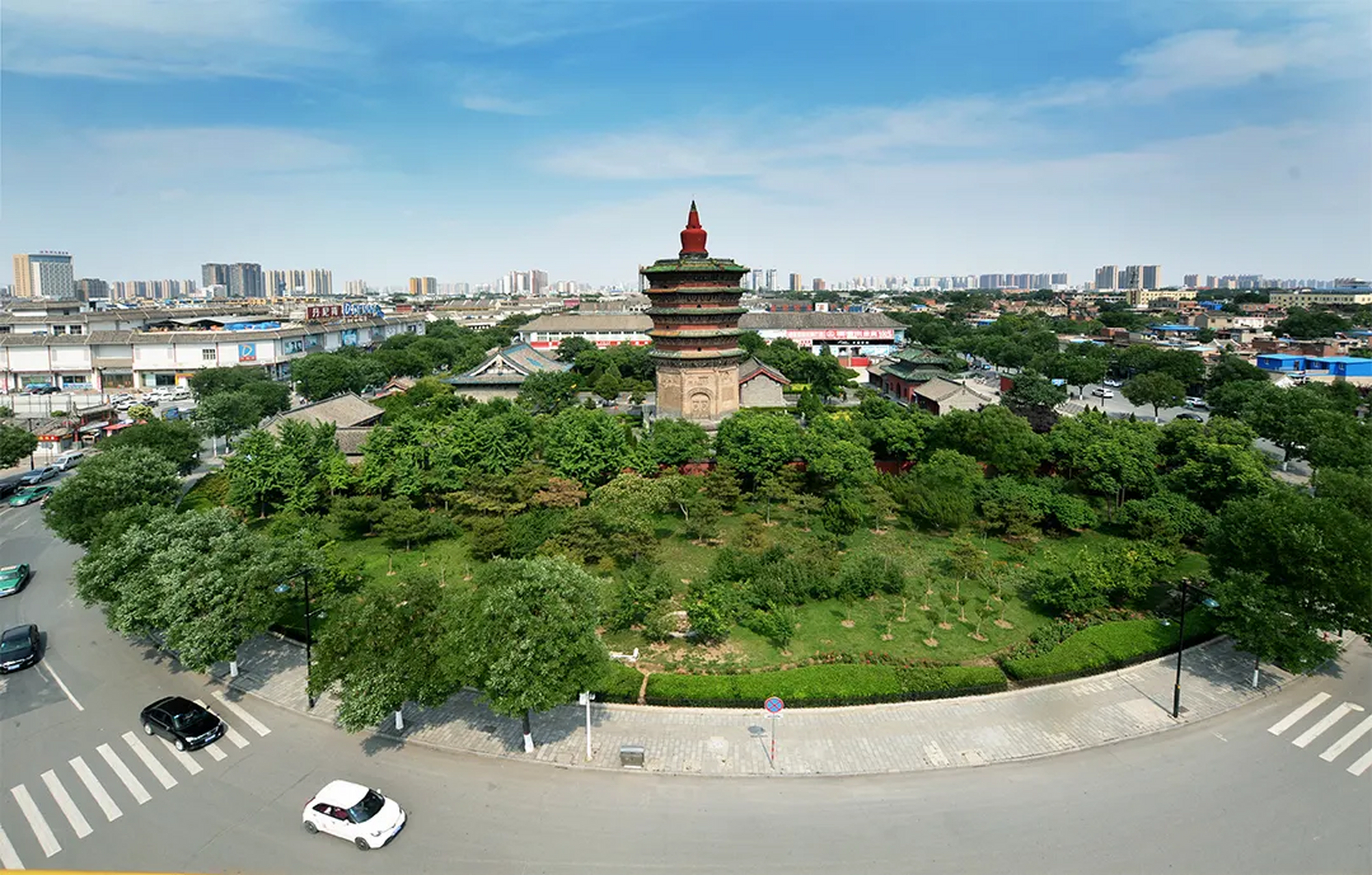 安阳,位于河南省北部,是中国七大古都之一,也是甲骨文和青铜文化的