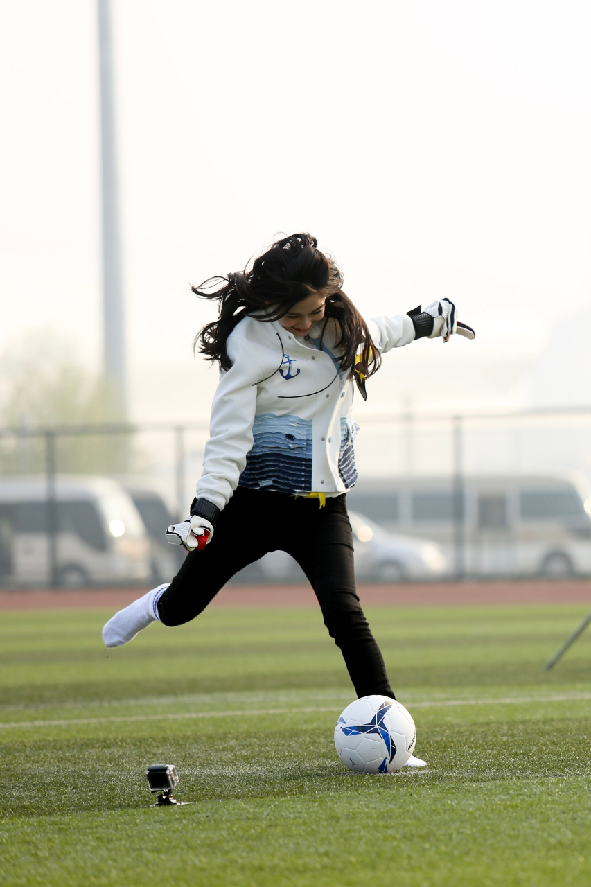 迪丽热巴,杨颖  光脚踢足球[二哈]