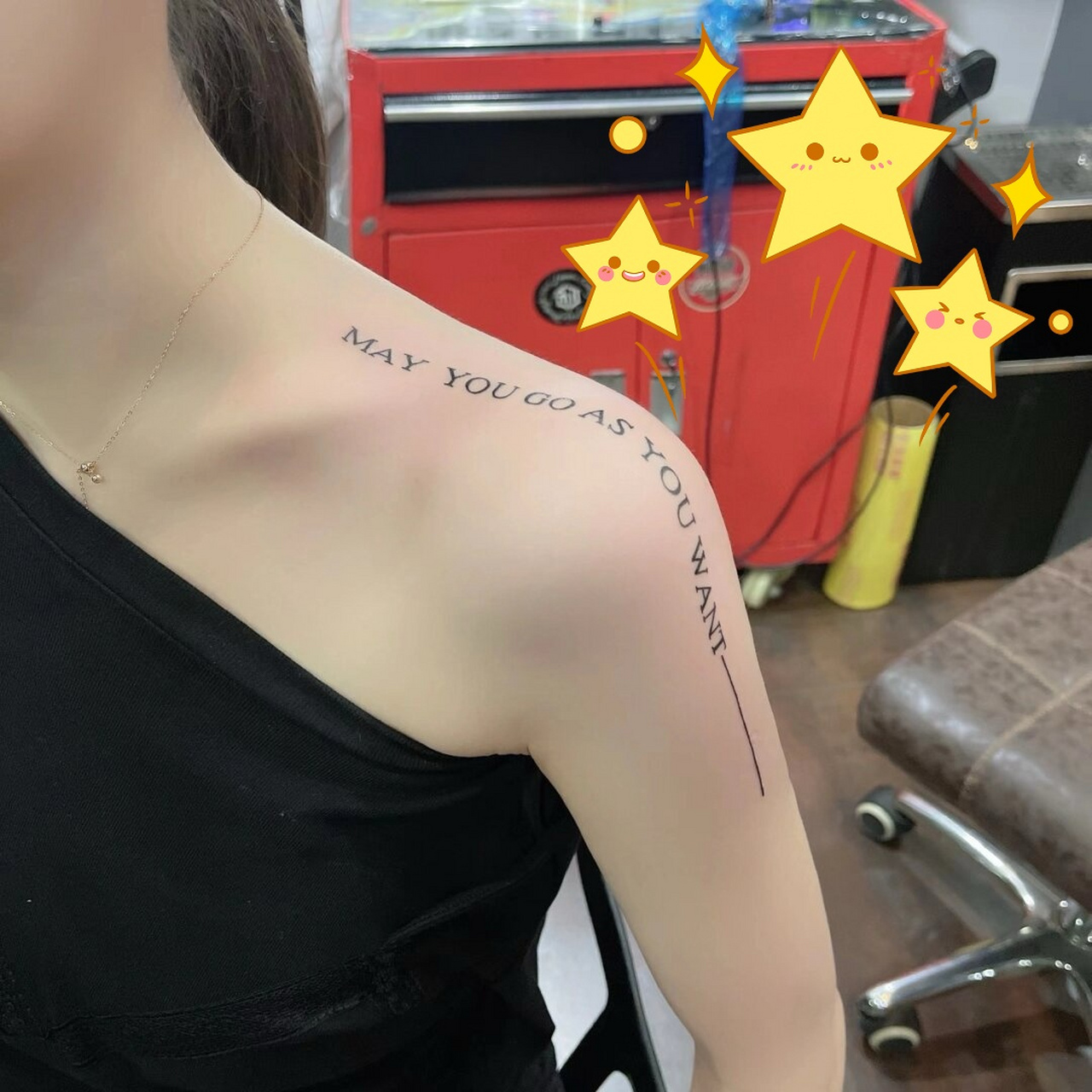 女士肩膀纹身  我的肩膀上有一处纹身,那是一句寓意深刻的话:"愿你所