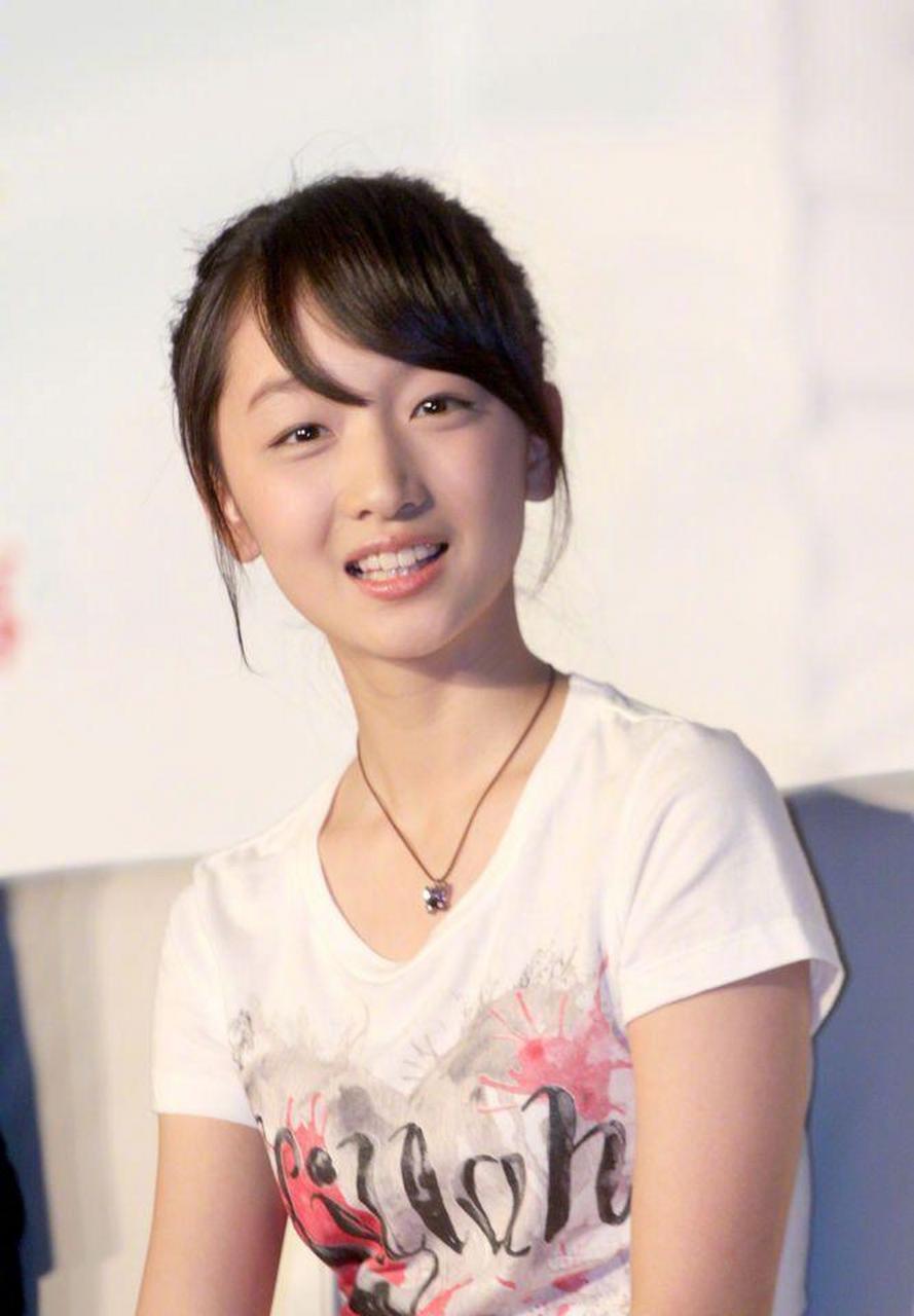 17岁的周冬雨:2010年,十七岁的周冬雨在北京出席电影《山楂树之恋》