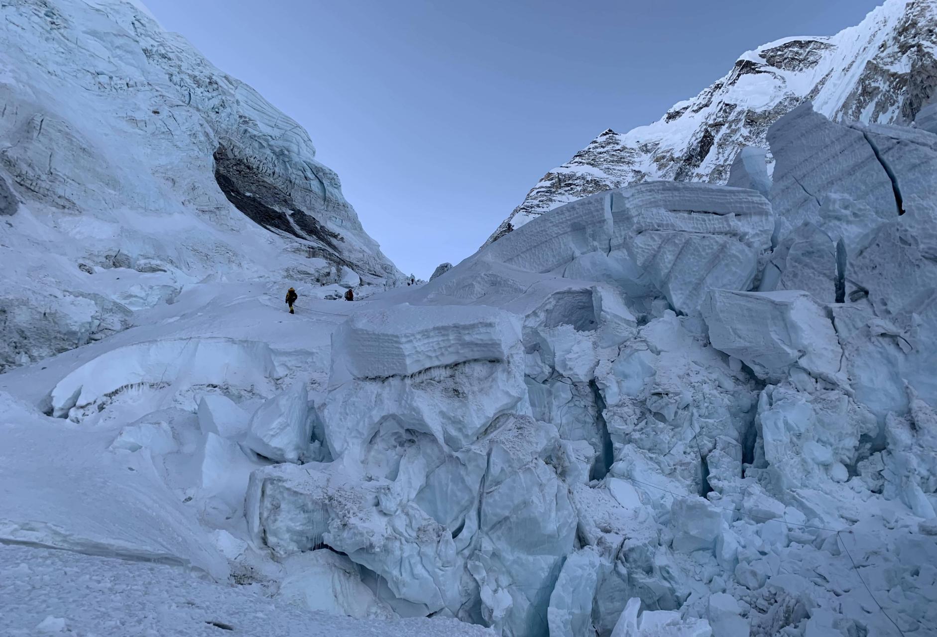 珠峰昆布冰川裂缝多深图片