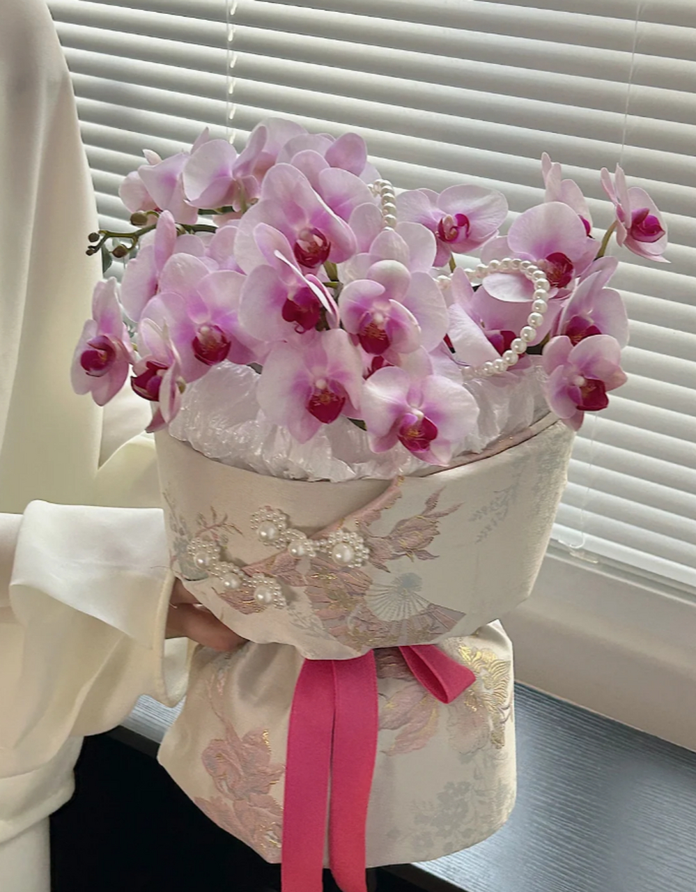 中式风格蝴蝶兰花束,妈妈的最爱 这款中式风格蝴蝶兰花束,是妈妈的最