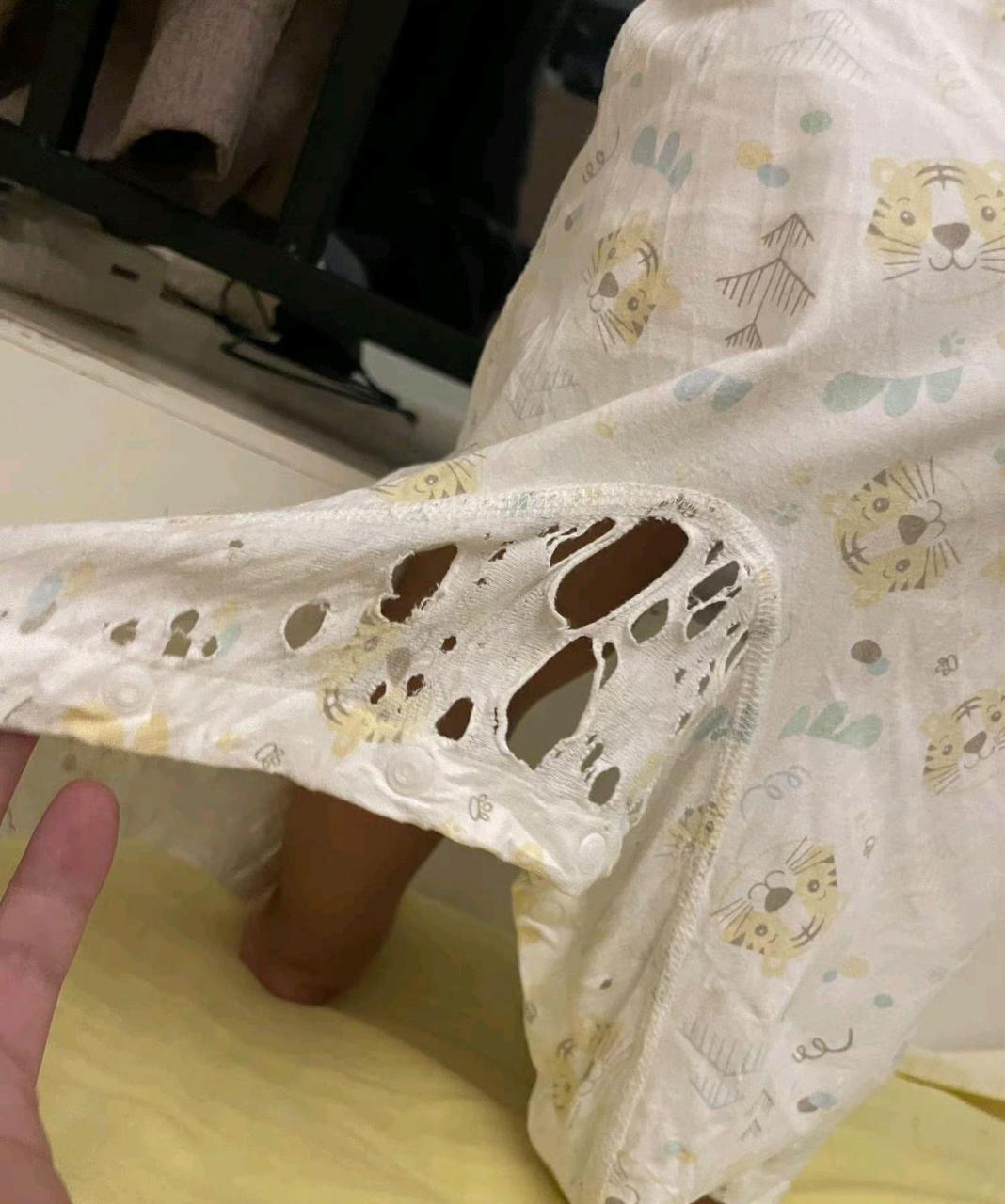 可怜的宝宝,衣服都破成这样了还在穿;[笑哭]