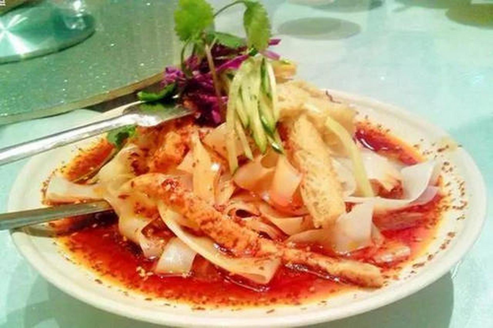 凉皮子是陕西地区汉族传统名吃,夏天食品,三九寒天却有出售,吃者,男食