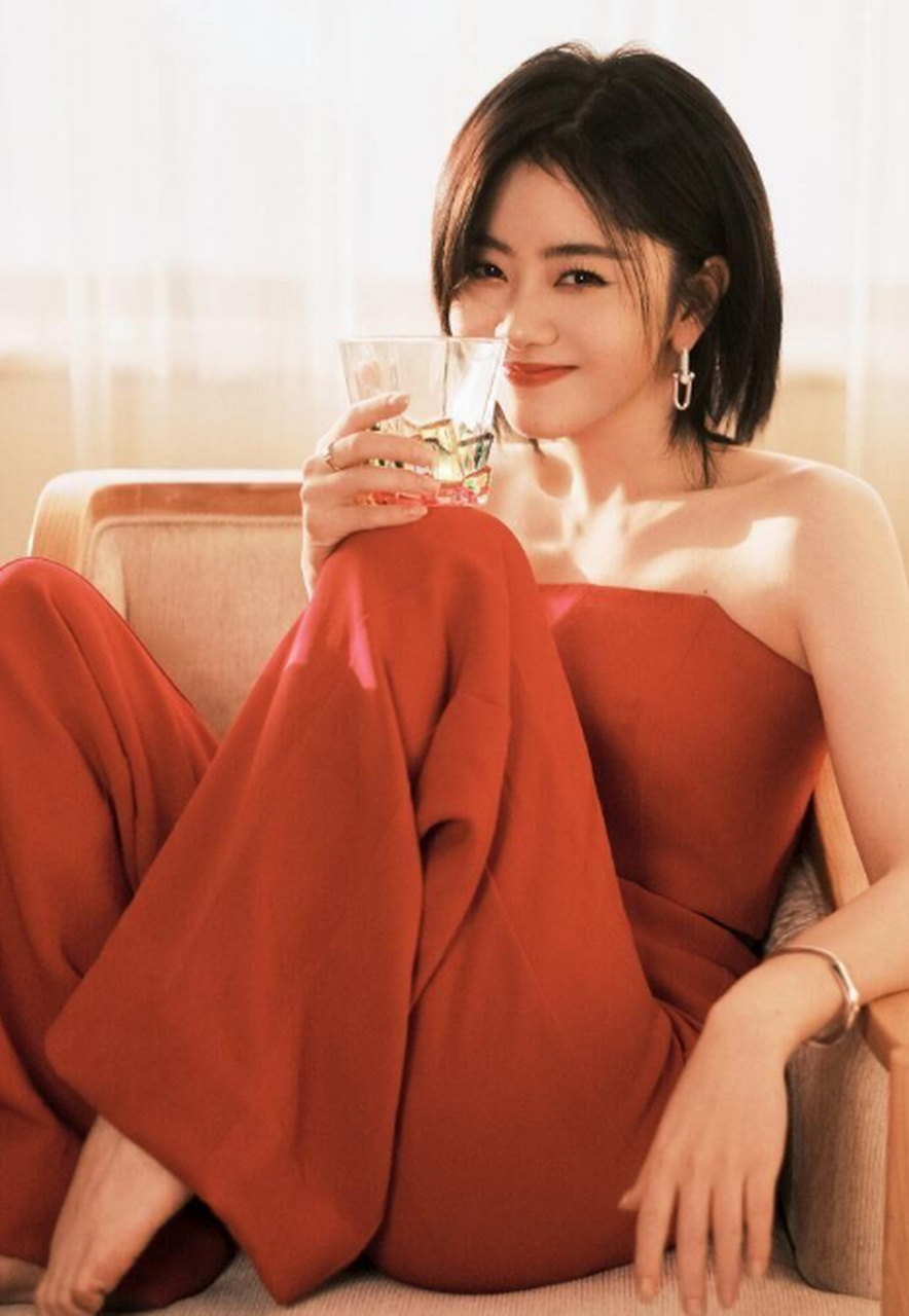 谭松韵一头短发,很干练