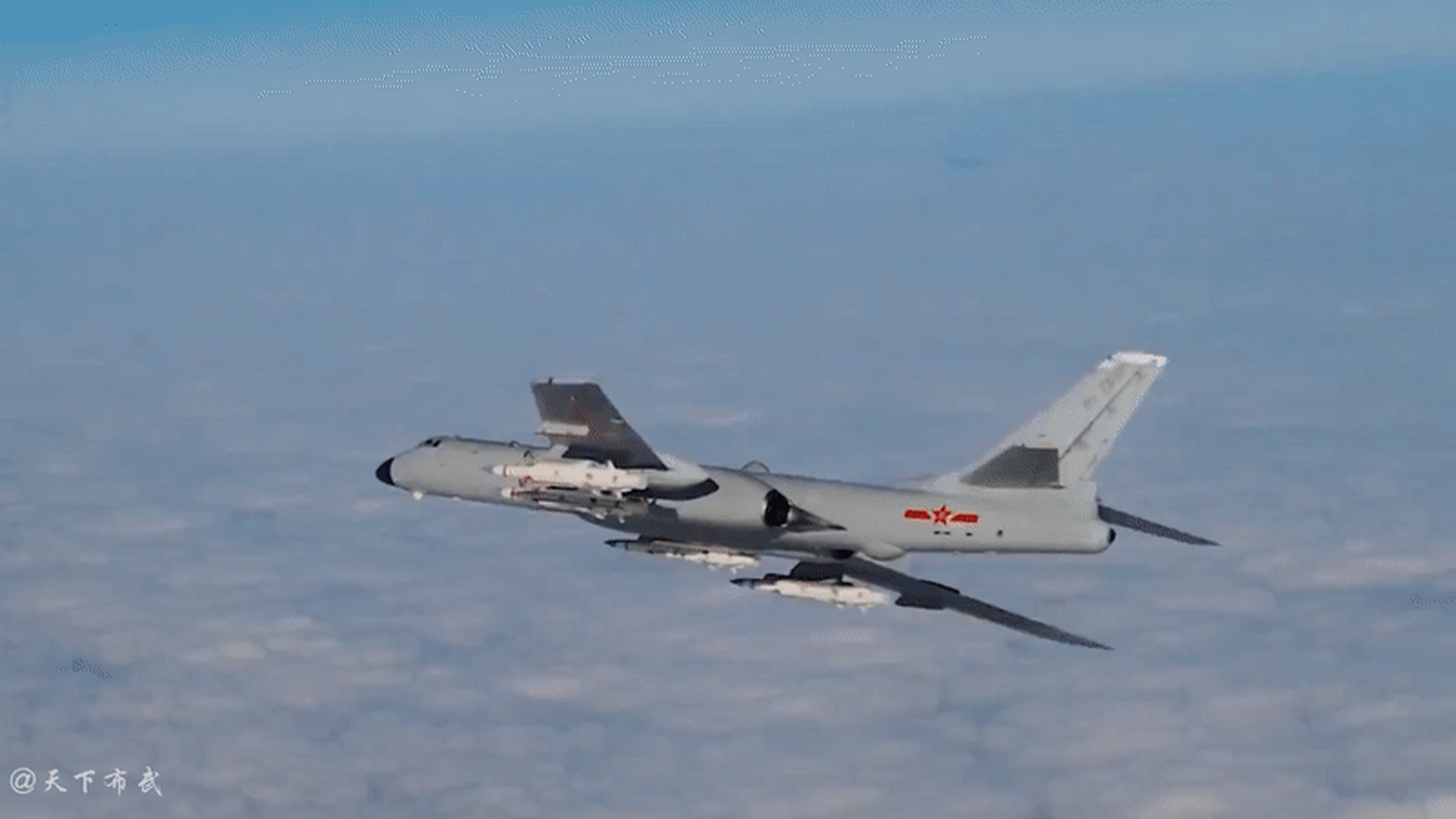 "战神"出击,看轰-6k轰炸机挂载4枚鹰击-12重型超音速反舰导弹飞行的