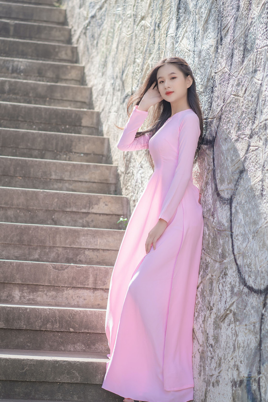 穿着奥黛的越南小妹妹,身材婀娜多姿,赶快赚钱去娶一个回来