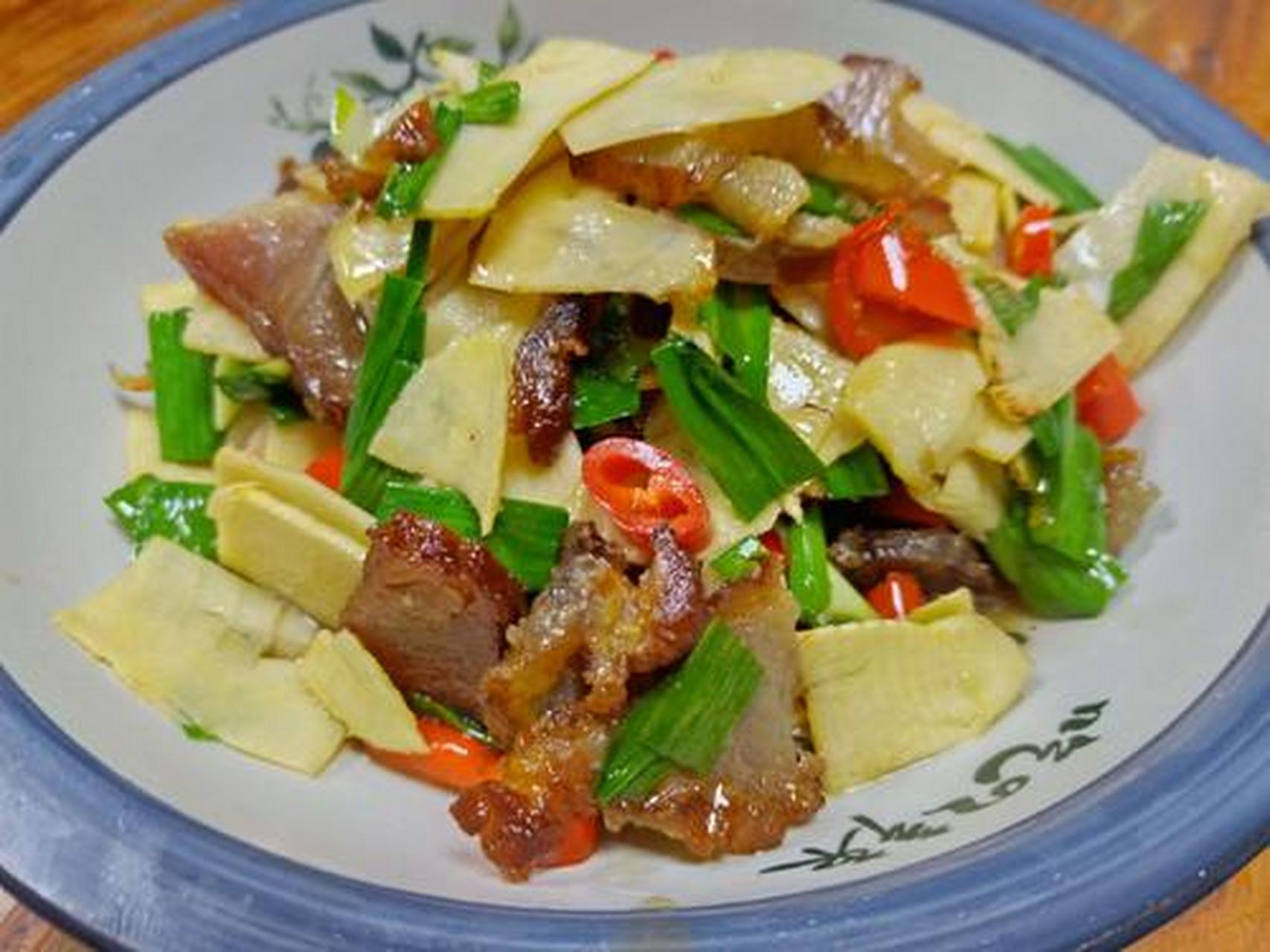 冬笋炒腊肉:以腊肉和冬笋为主料,是湘菜中的典型炒菜.