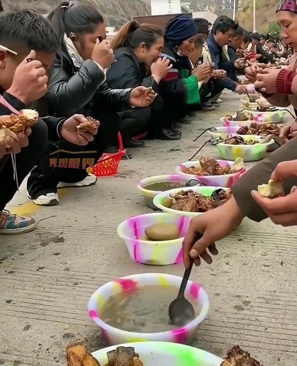 网友:这样的酒席,感觉自己一点食欲都没有. #趣图搞笑