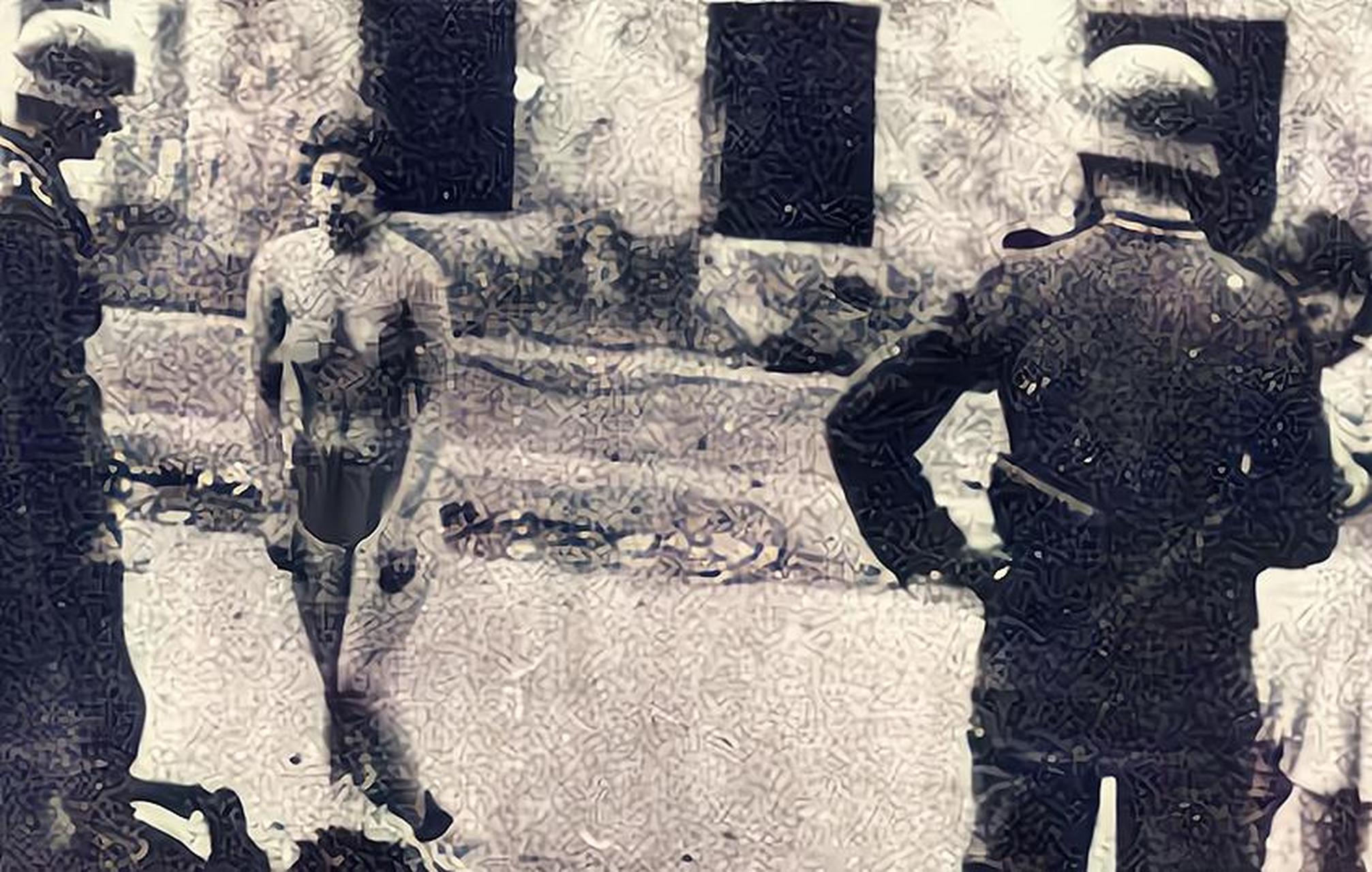 历史老照片,1943年,纳粹德国士兵以检查为由,强迫两名犹太人女孩脱光