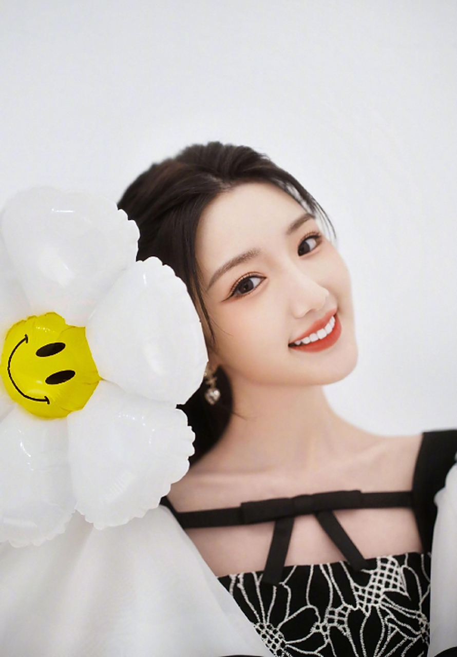 背心牛仔裤甜辣十足 笑容灿烂元气满满  毛晓彤是一位内地著名女星,她