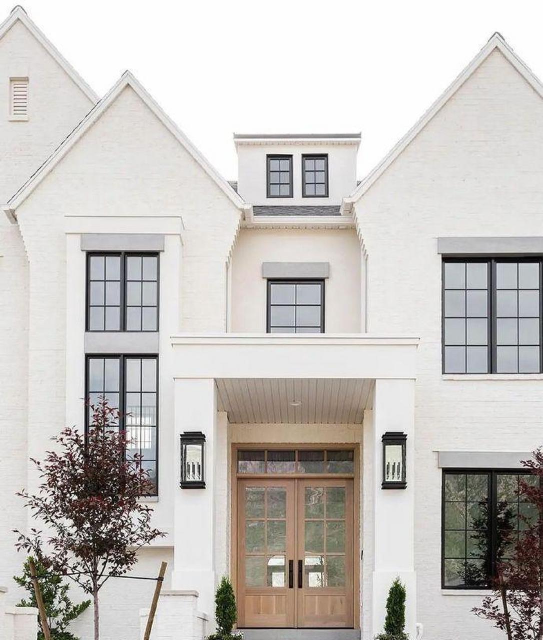 纯白色系的别墅,简单却也自然温馨 ?