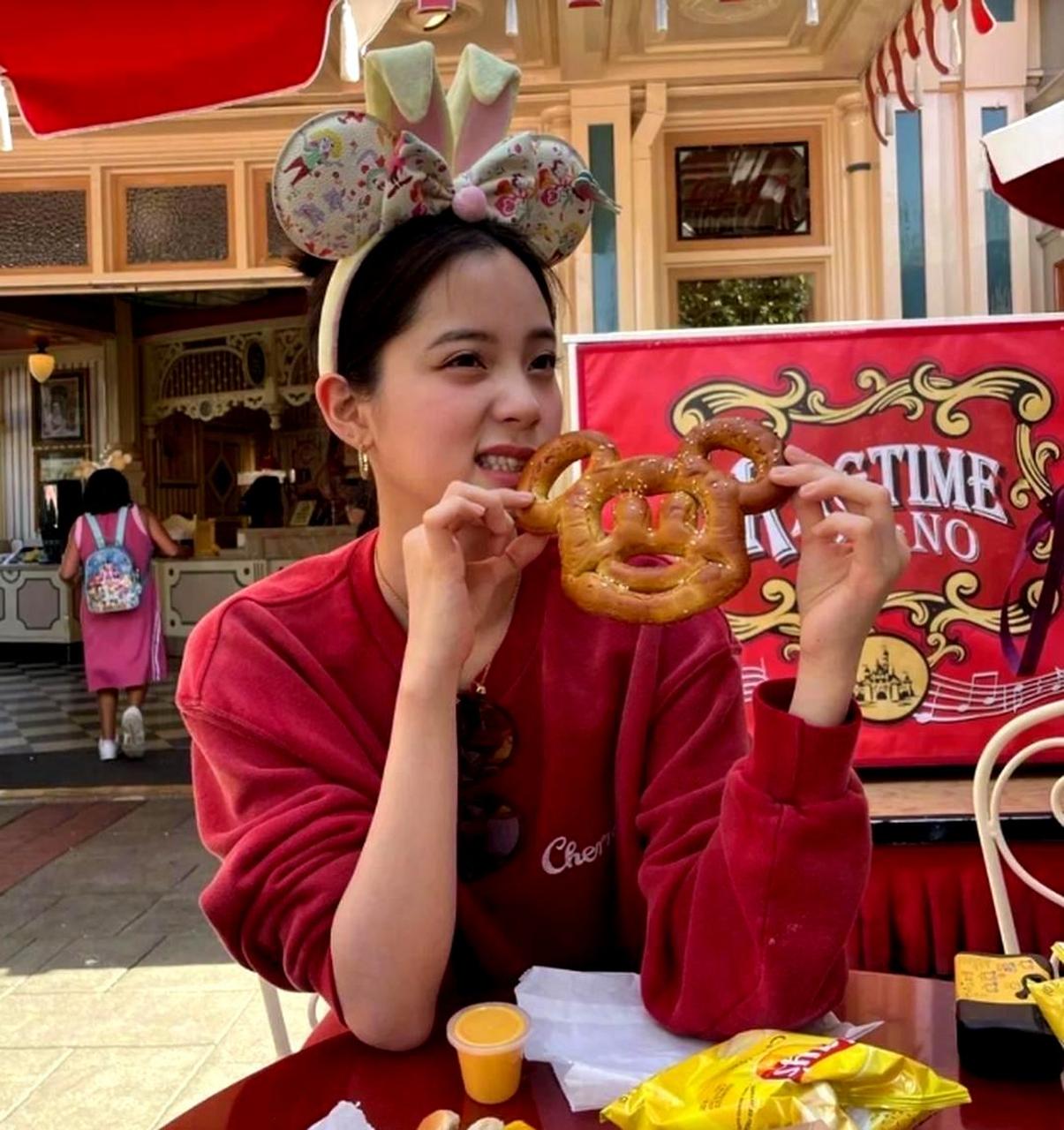 年轻的欧阳娜娜在迪士尼惊艳亮相.
