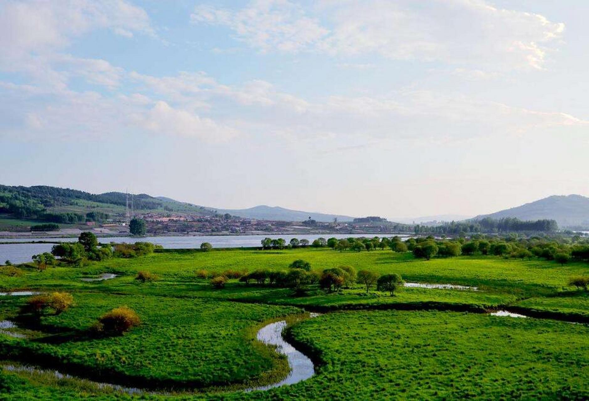 郑州雁鸣湖是一座美丽的湖泊,位于河南省郑州市中牟县境内,距离郑州