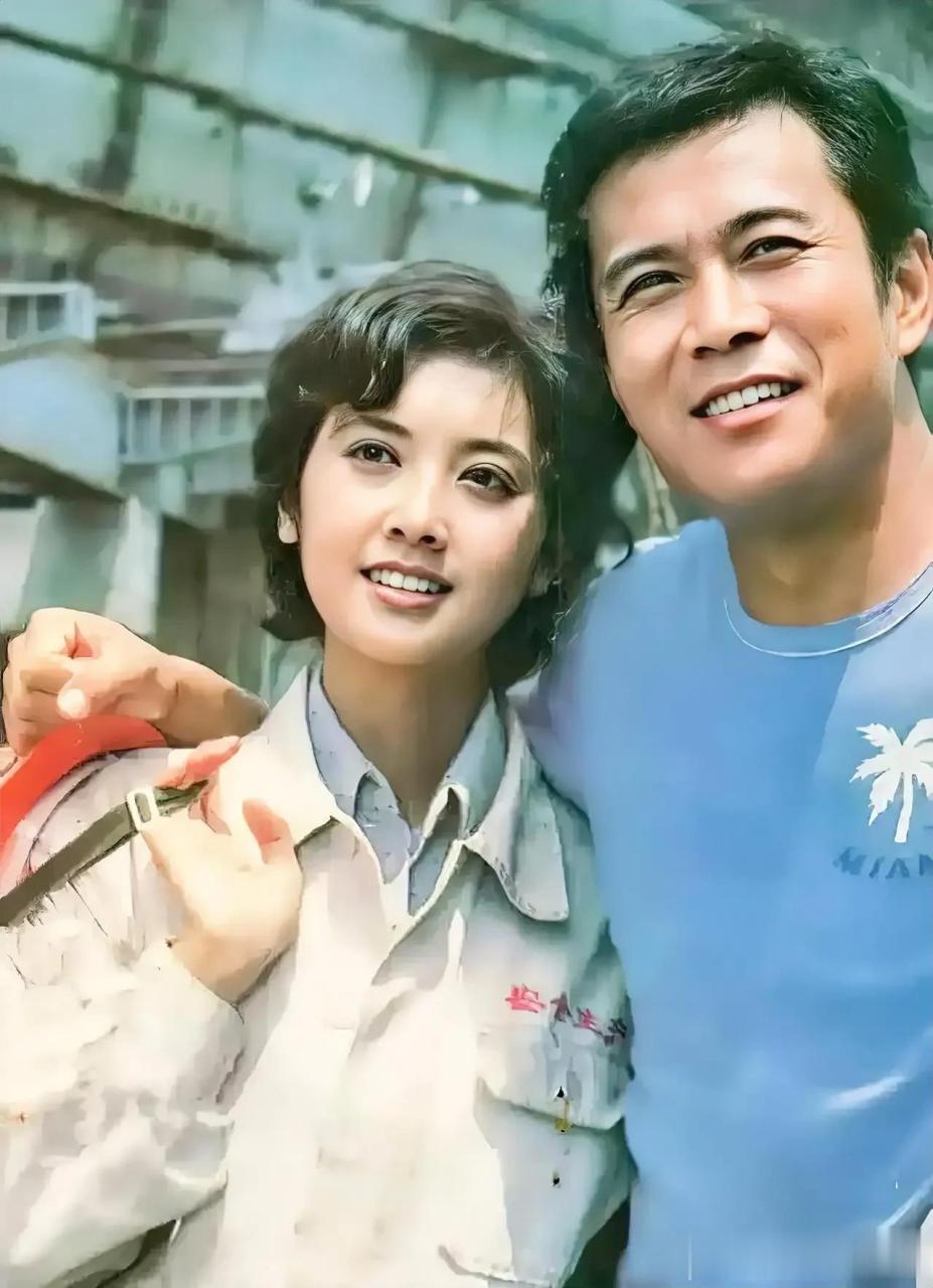 右边的男演员叫钱勇夫,1943年5月出生于山东,演员,代表作品《永不