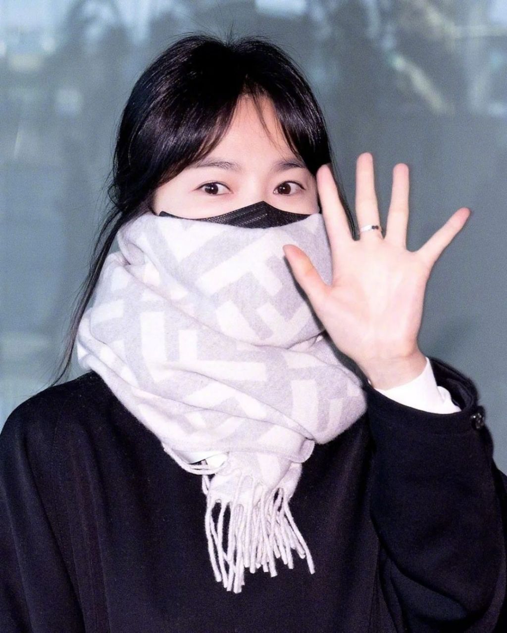 宋慧乔机场街拍,前往米兰时装周看秀,一身黑,用fendi浅色围巾做了点缀