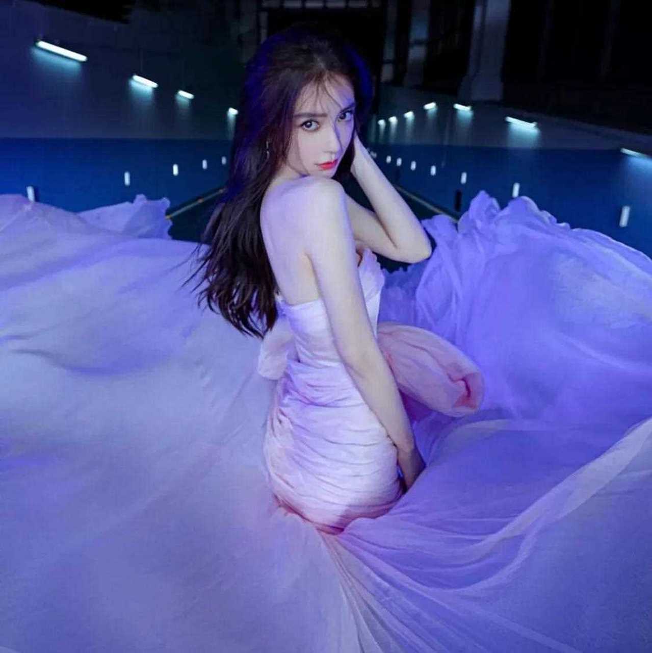 angelababy 杨颖出席某品牌活动,身穿粉色的仙女纱裙出镜,这一组大片