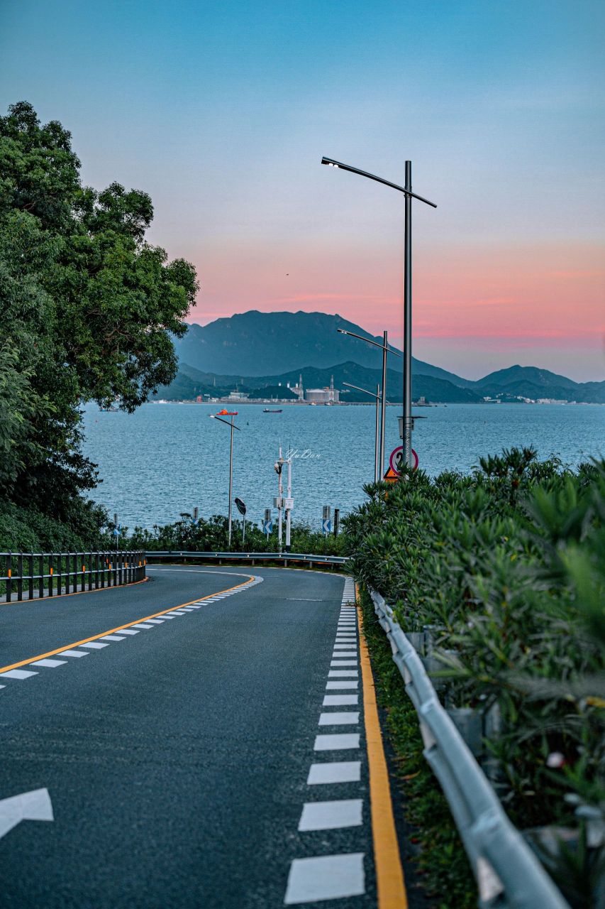 5公里长的沿海公路,可以选择徒步或骑行沿着山海栈道一路前行,海景