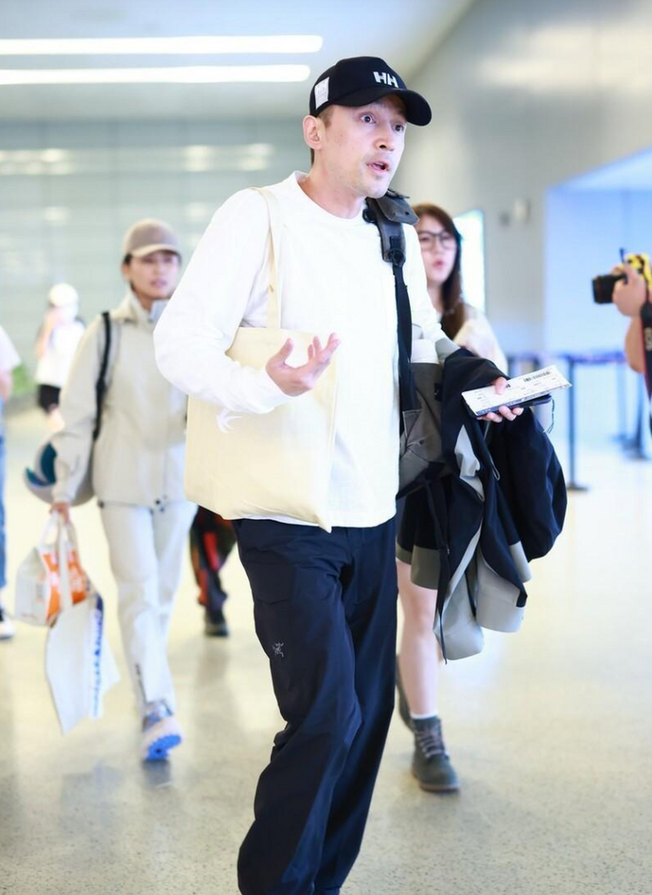 近日,胡歌罕见现身上海机场,一时间也是吸引不少人的围观和热议.