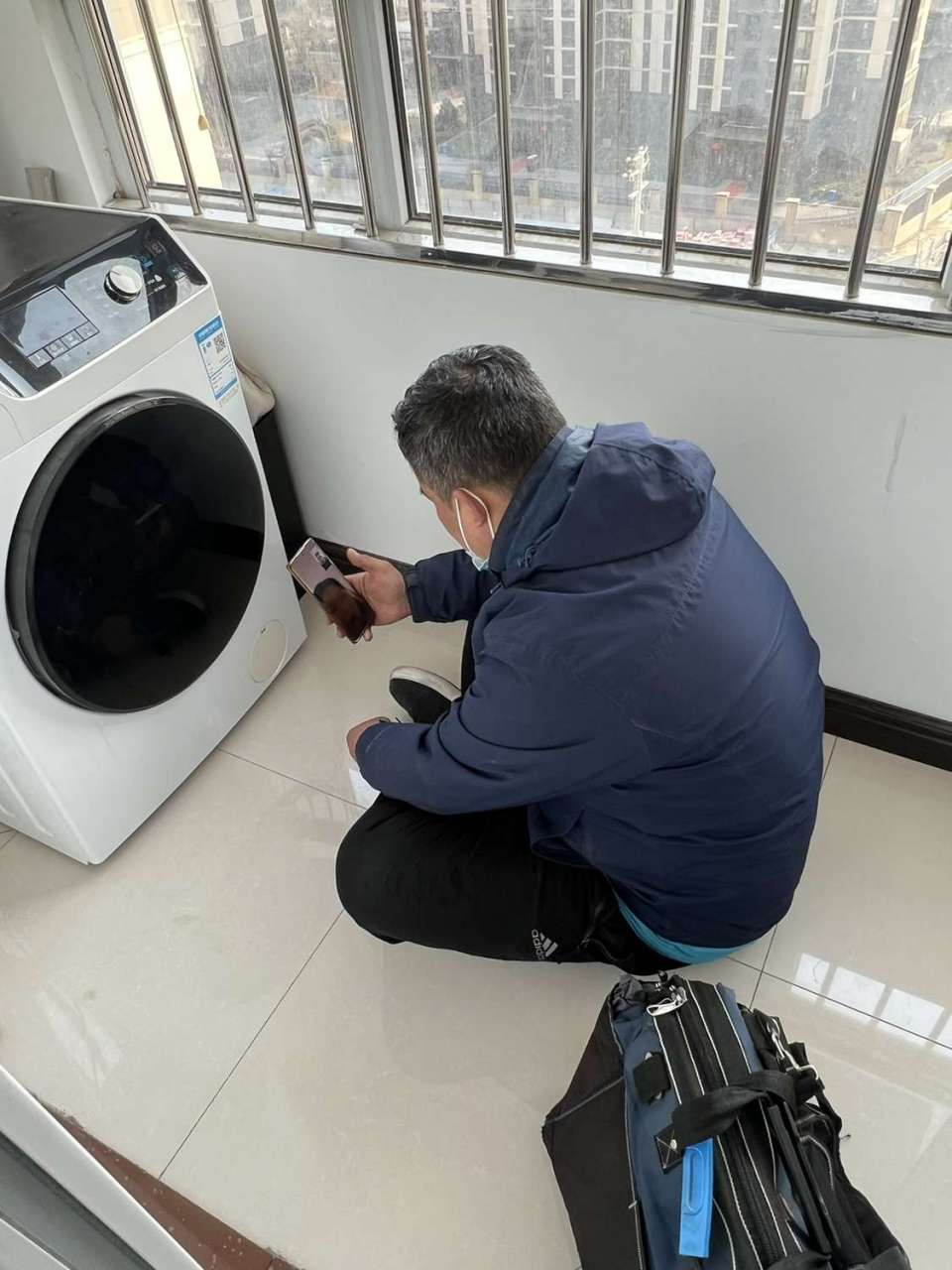 修洗衣机的师傅在我这坐了半天了,就这么看着.用意念在修吗?