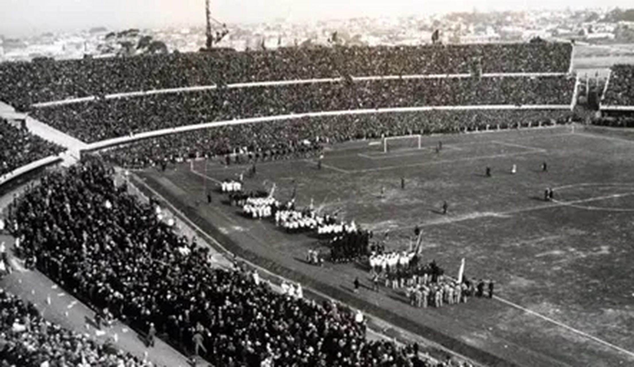 1930年,第一届世界杯在乌拉圭举行.