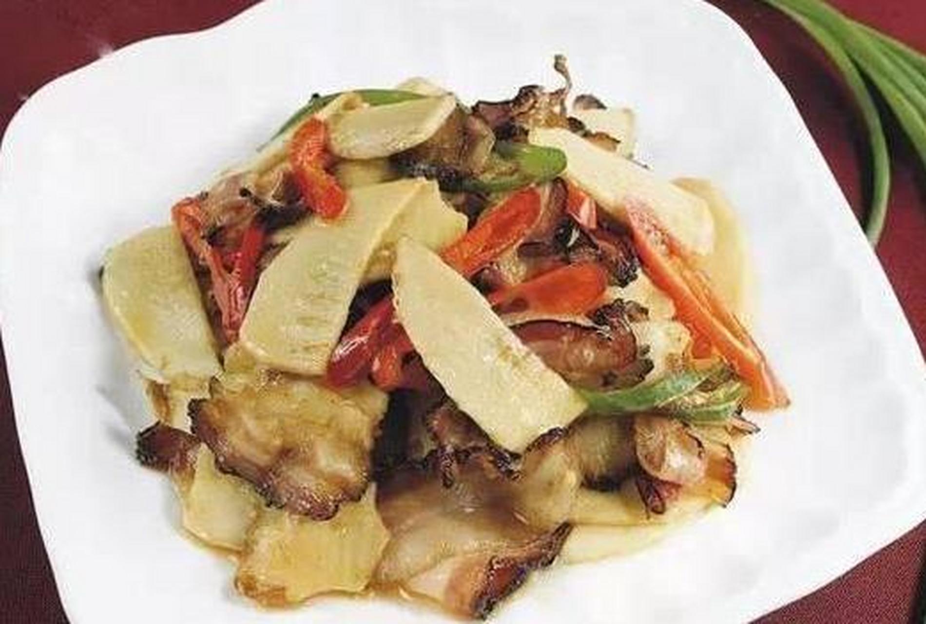 糟烩鞭笋是浙江省杭州市的一道特色名菜,属于浙菜系;该菜品以嫩鞭笋加