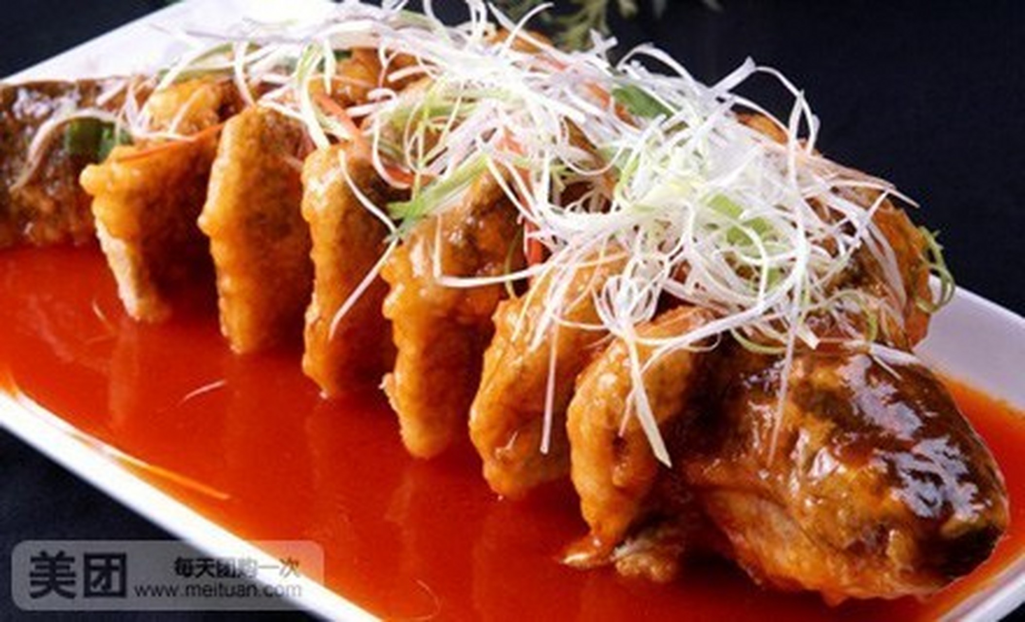 美好生活家##美食教程#糖醋脆皮鱼:1,鲜鲤鱼一尾洗净,在鱼身两面冻破