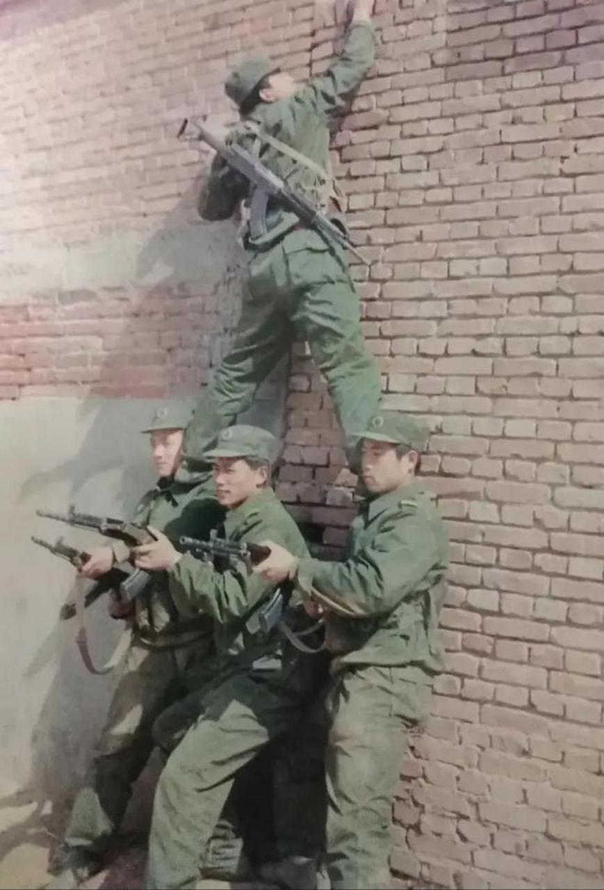 在上世纪90年代,有四名战士正在进行攀山训练.