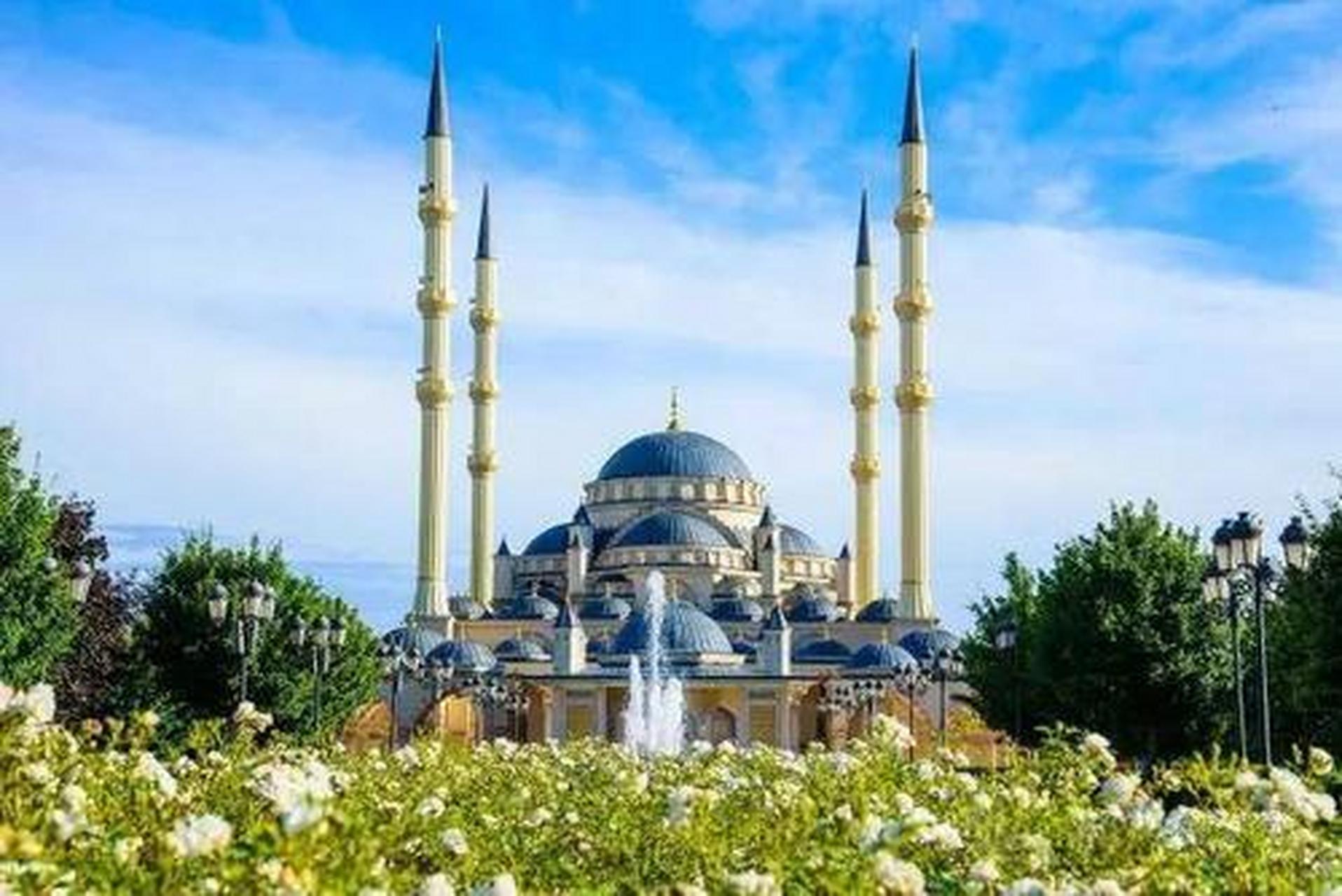 生活图鉴# "车臣之心"清真寺:"车臣之心"清真寺,位于俄罗斯格罗兹尼