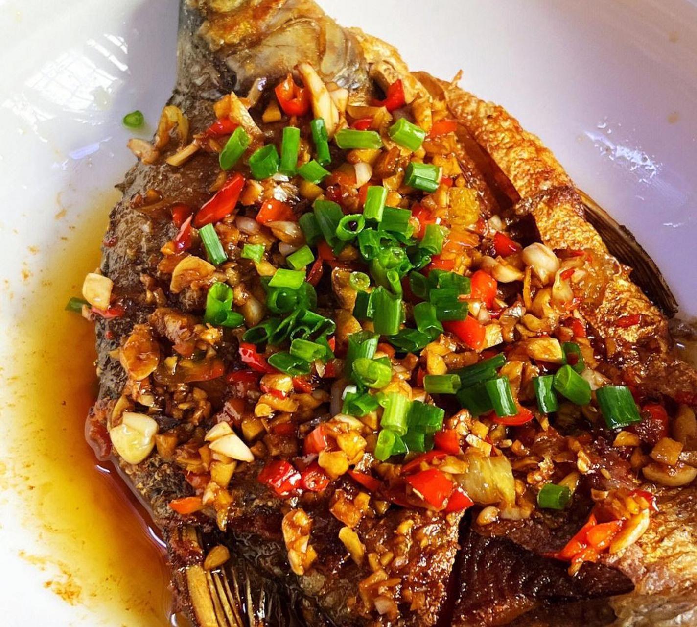 油浸鱼,鱼肉外酥脆里细嫩,香辣入味!