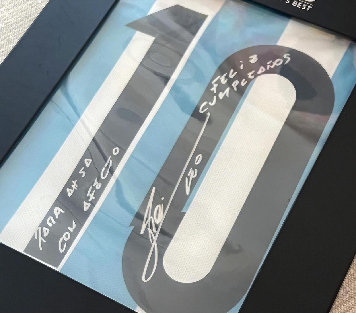 梅西粉丝蔡卓妍穿10号球衣看世界杯决赛,大赞偶像的精神和人格