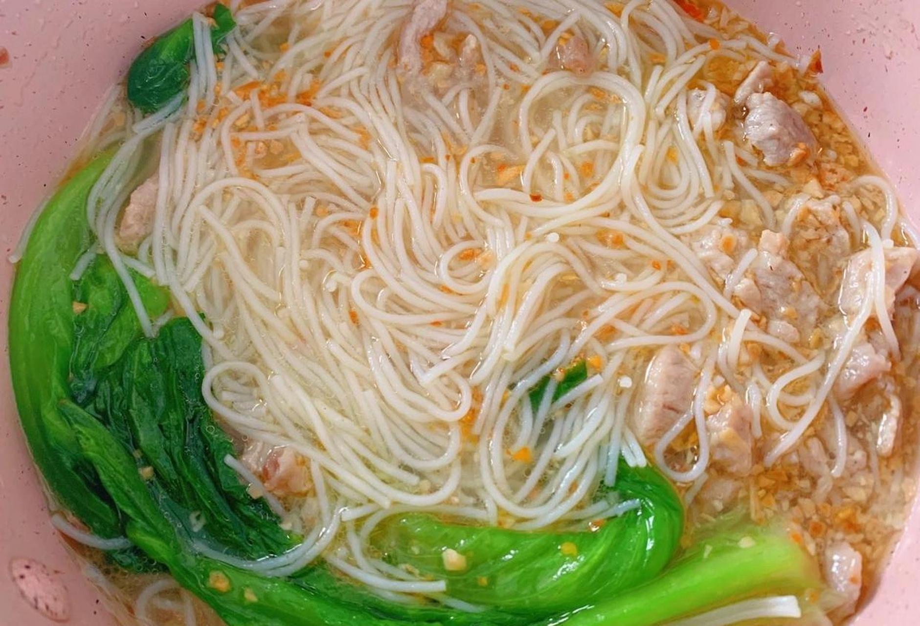 潮汕瘦肉汤米粉[鸡蛋]晚饭的时候留了点瘦肉出来 想着今晚饿了就煮个