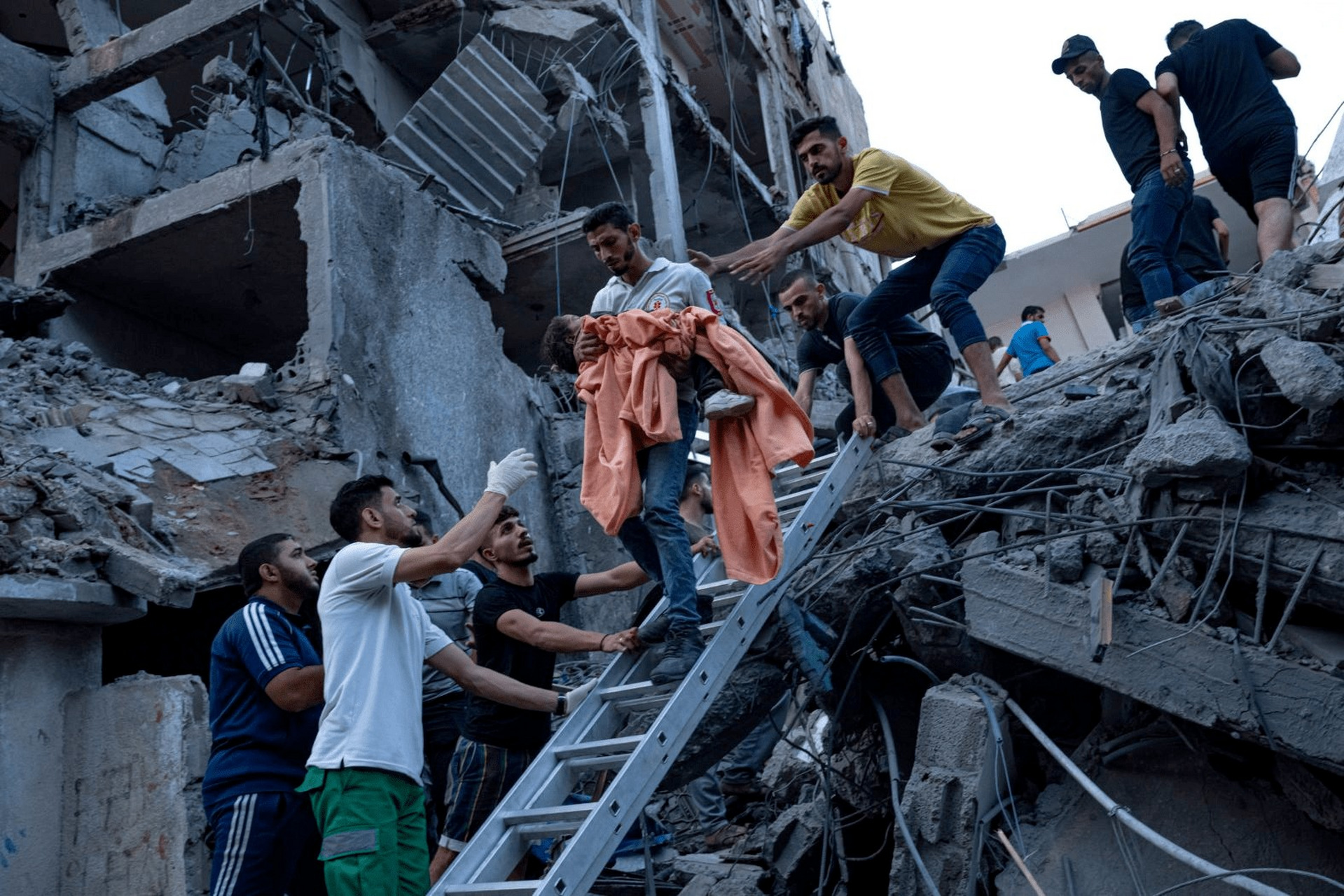 不得不说,加沙医院的血腥惨案,彻底点燃了阿拉伯人国家的愤怒,不管是