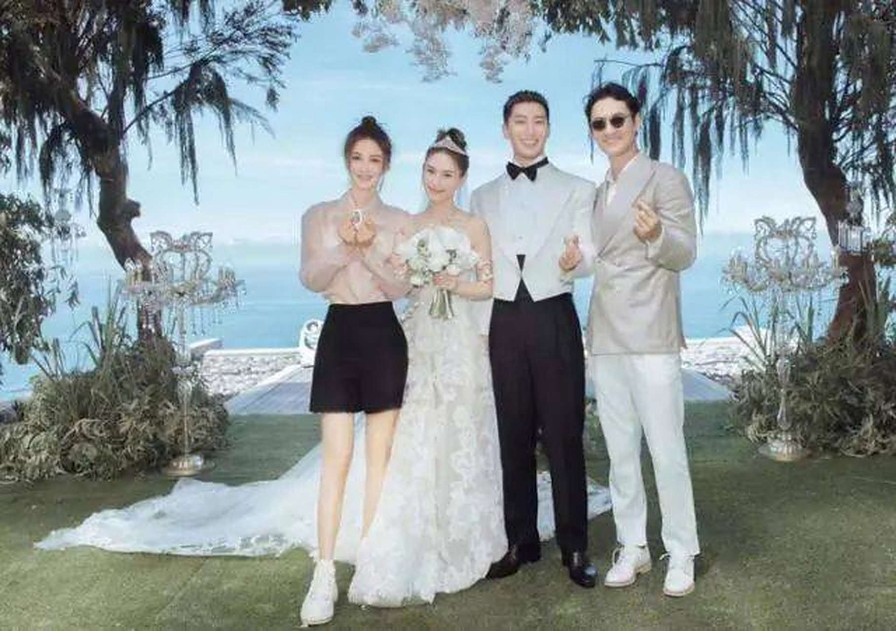 袁弘夫妻晒婚礼合影!张歆艺细腰长腿修太狠,没打光却暴露生硬脸