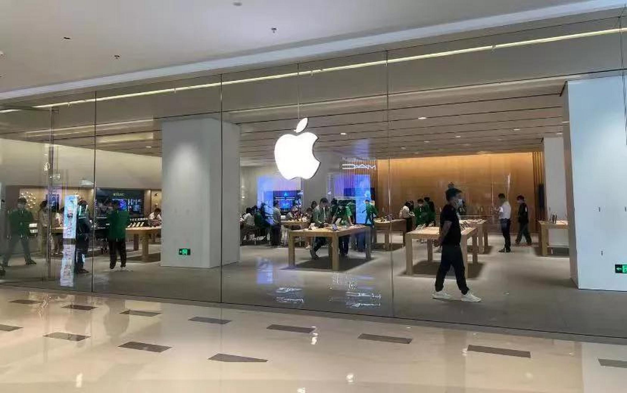 深圳万象城的applestore大概是全中国最萧条的 applestore了吧,选址就