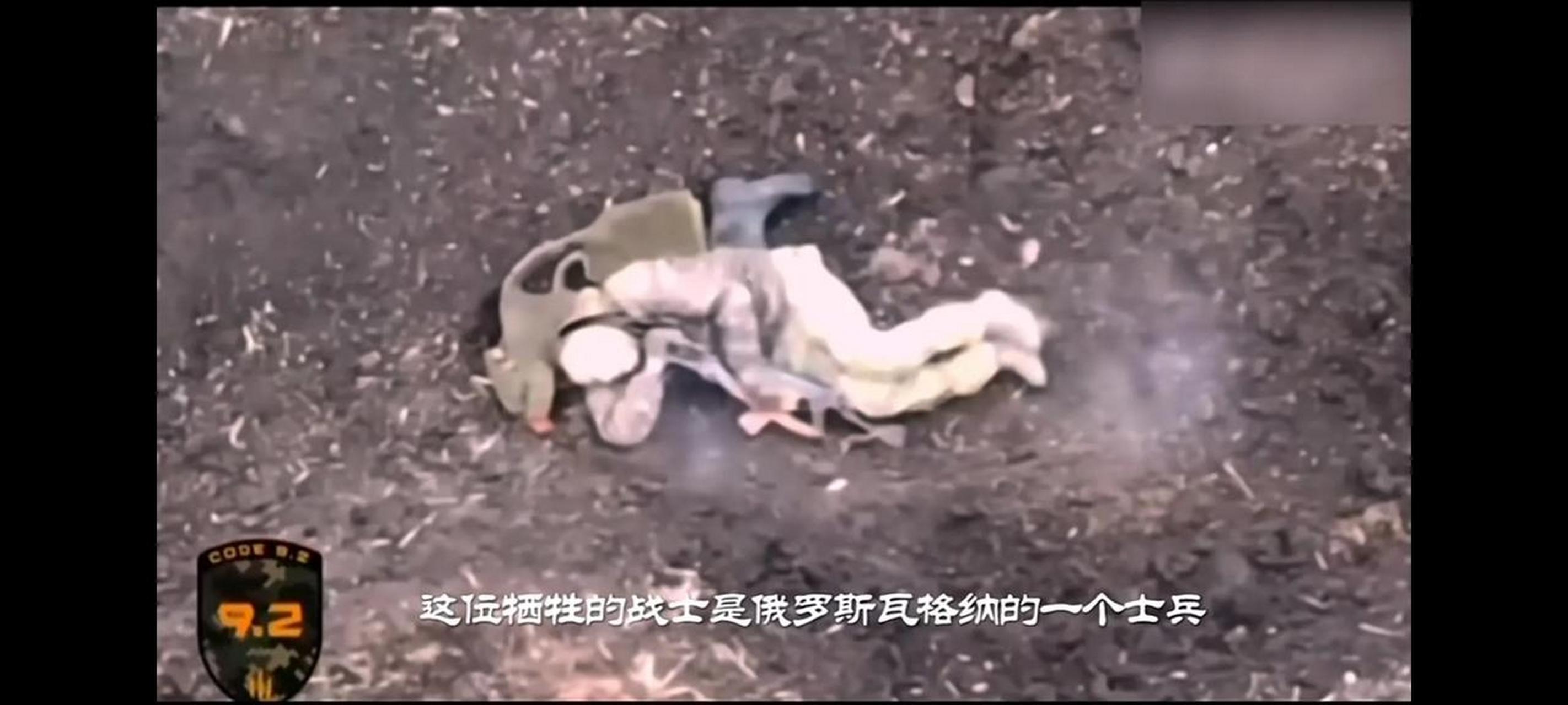 瓦格納士兵獨守戰壕,被無人機丟下的炸彈炸斷右腿後自知脫險無望,四周