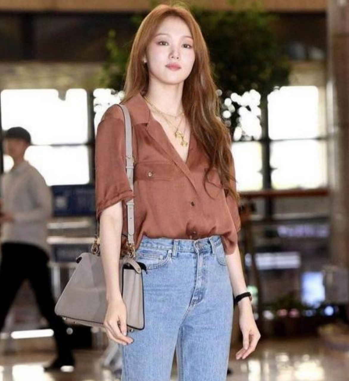 韩国女演员李圣经,身穿咖色衬衫,搭牛仔裤,显高显腿长,精致时髦!
