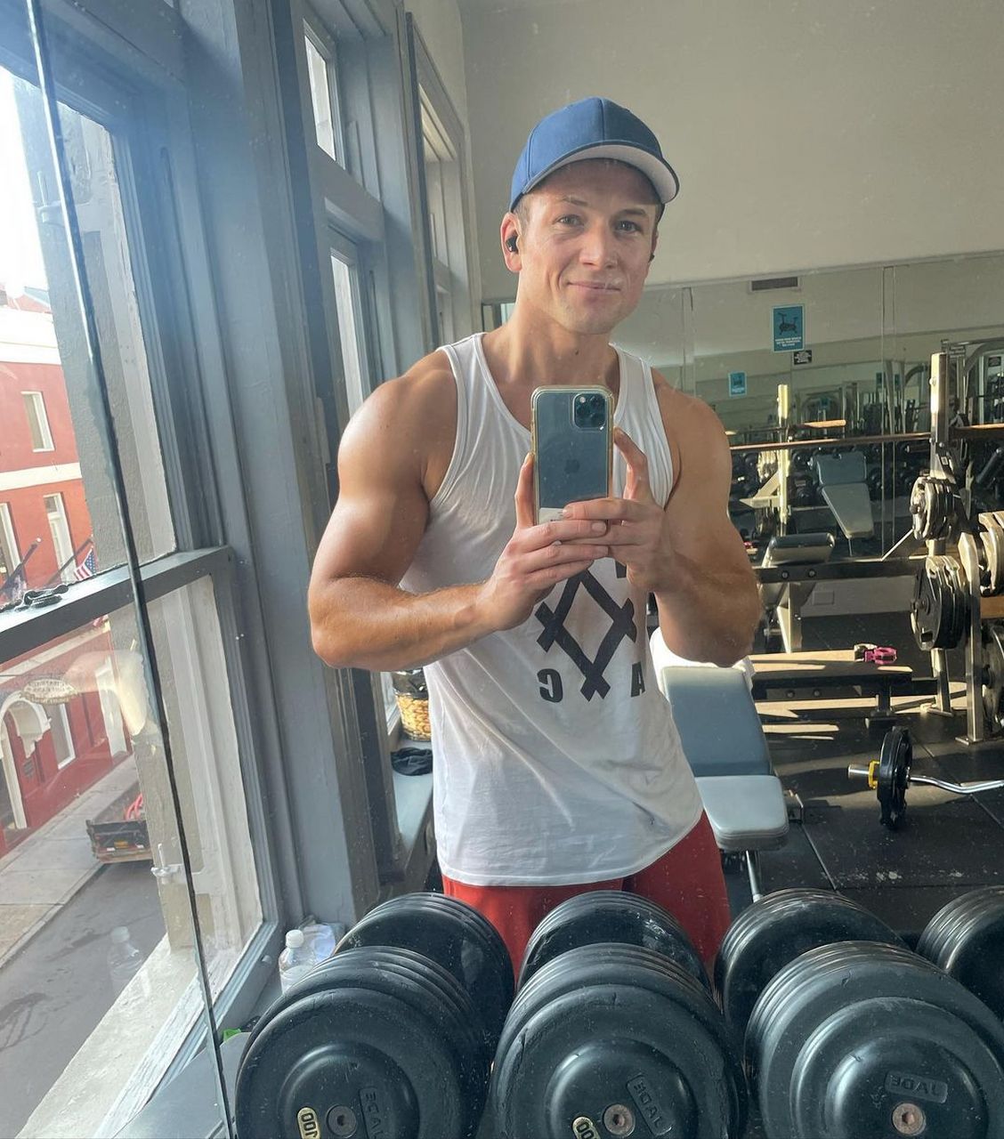 塔伦·埃哲顿是一位英国威尔士男演员.