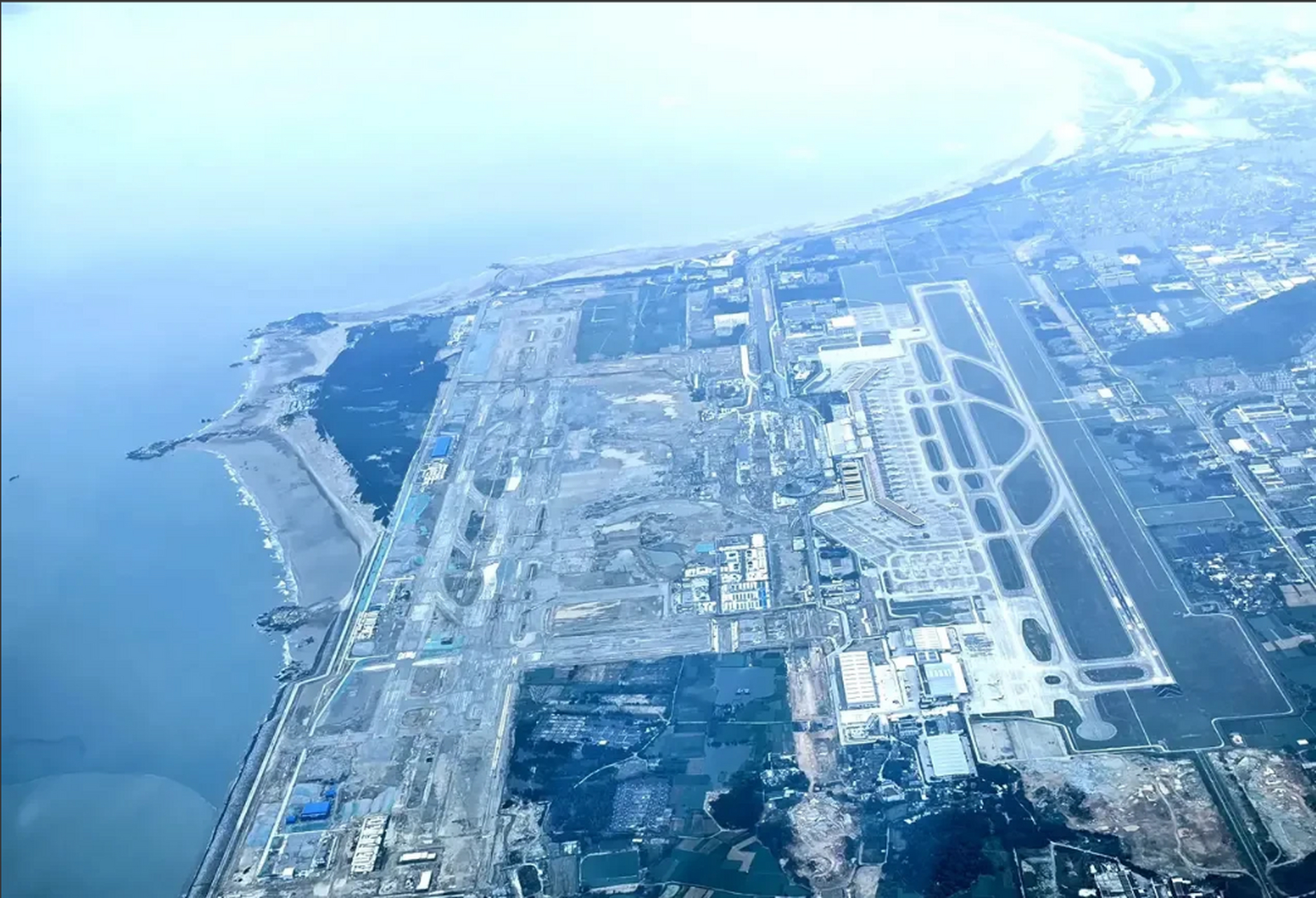 福州长乐国际机场扩建第二跑道已经成型,新航站楼正在建设中.