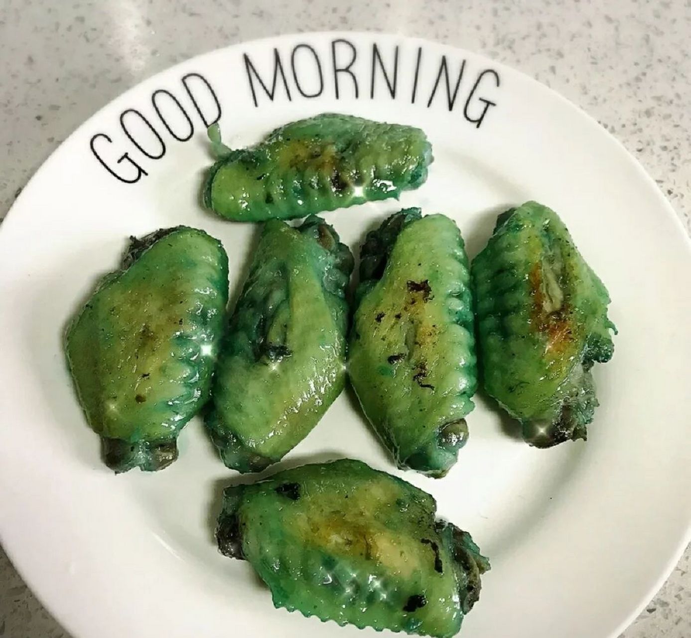 这不是可乐鸡翅吗,怎么是绿色的